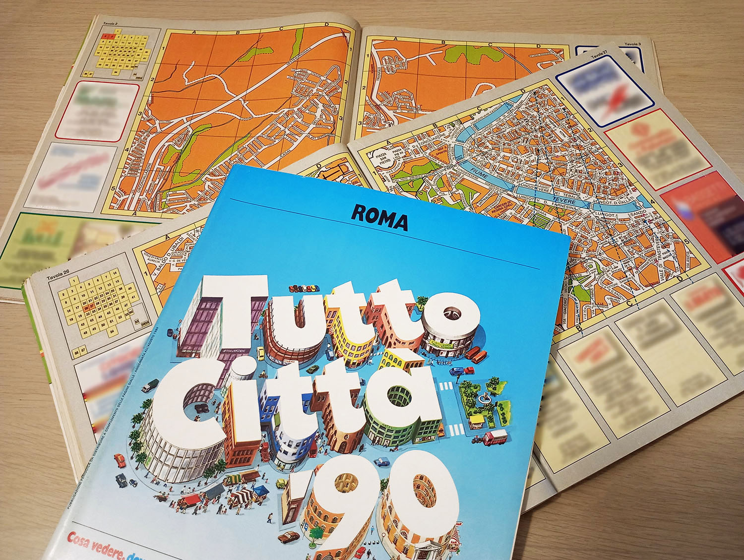 Alcuni fascicoli di TuttoCittà di Roma degli anni ottanta